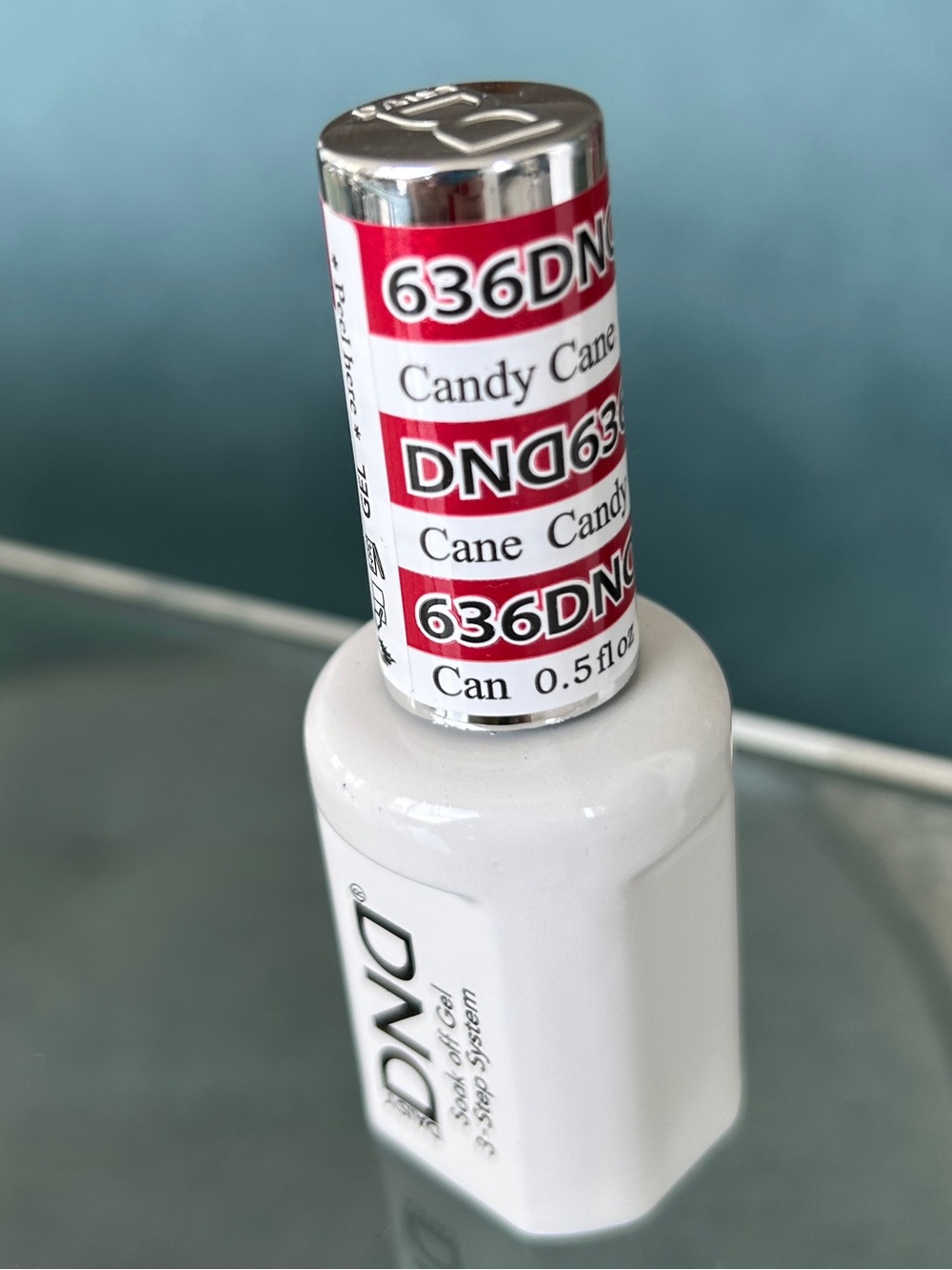 NWOT Daisy DND Nail Gel in Candy Cane